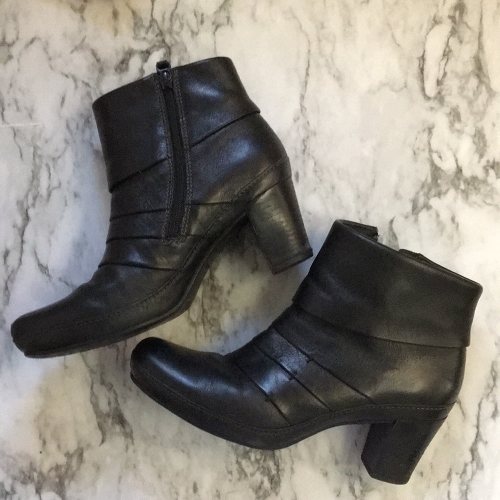 Clarks Artisan Active Air Leather Pleated Ankle Boots